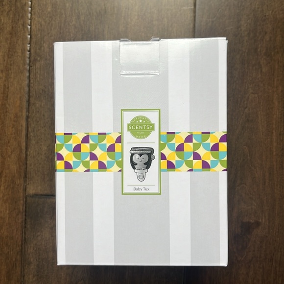 Scentsy Baby Tux (Penguin w/Santa Hat) Mini Warmer - Picture 2 of 2